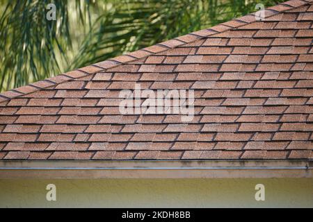 Primo piano di casa tetto coperto con asfalto o bitume scandole. Impermeabilizzazione di un nuovo edificio Foto Stock