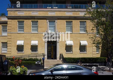 Toronto, Canada - 12 agosto 2022: La boutique di punta CHANEL nella zona alla moda di Yorkville a Toronto ha aperto nel 2017 Foto Stock