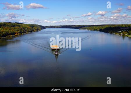 Rimorchiatore che tira una chiatta vuota sul fiume Hudson a NY Foto Stock