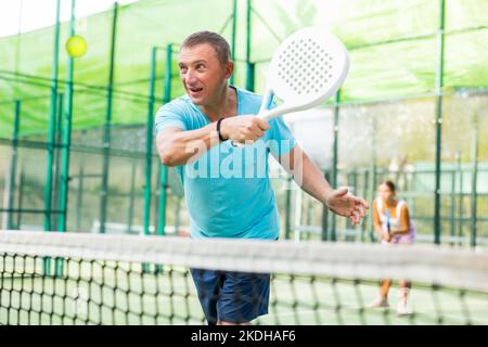 L'uomo europeo padel tennis giocatore si allena sul campo Foto Stock