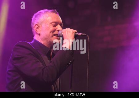 Southampton, Regno Unito. 05th Nov 2022. Lancashire Born, cantautore britannico Neil Arthur, membro fondatore della band inglese New Wave Blancmange suona dal vivo sul palco al Brook di Southampton. I Blancmange erano una delle band alternative di musica elettronica New Wave, synth-pop, formatesi nel Regno Unito nel 1979. Negli anni '1980s hanno avuto i primi dieci successi della classifica con canzoni come 'Living on the Ceiling', 'Waves', 'Blind Vision' e 'Do't Tell Me' attualmente Neil Arthur sta registrando e girando come artista solista sotto il nome di Blancmange. Credit: SOPA Images Limited/Alamy Live News Foto Stock