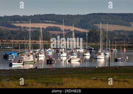 Bosham Harbour con la bassa marea, Old Bosham, West Sussex, in Inghilterra Foto Stock