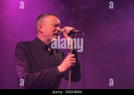 Lancashire Born, cantautore britannico Neil Arthur, membro fondatore della band inglese New Wave Blancmange suona dal vivo sul palco al Brook di Southampton. I Blancmange erano una delle band alternative di musica elettronica New Wave, synth-pop, formatesi nel Regno Unito nel 1979. Negli anni '1980s hanno avuto i primi dieci successi della classifica con canzoni come 'Living on the Ceiling', 'Waves', 'Blind Vision' e 'Do't Tell Me' attualmente Neil Arthur sta registrando e girando come artista solista sotto il nome di Blancmange. (Foto di Dawn Fletcher-Park/SOPA Images/Sipa USA) Foto Stock