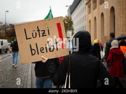 Monaco, Germania. 04th Nov 2022. Il 4th novembre 2022, oltre 100 partecipanti si sono riuniti a Monaco, in Germania, insieme al venerdì per il futuro, per dimostrare per la giustizia climatica e per la conservazione di Luetzerath, un villaggio della NRW. Questo villaggio deve essere estratto per il carbone, il che significherebbe che il limite di 1,5 gradi cadrebbe. (Foto di Alexander Pohl/Sipa USA) Credit: Sipa USA/Alamy Live News Foto Stock