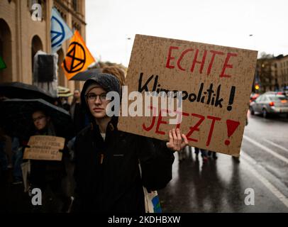 Monaco, Germania. 04th Nov 2022. Il 4th novembre 2022, oltre 100 partecipanti si sono riuniti a Monaco, in Germania, insieme al venerdì per il futuro, per dimostrare per la giustizia climatica e per la conservazione di Luetzerath, un villaggio della NRW. Questo villaggio deve essere estratto per il carbone, il che significherebbe che il limite di 1,5 gradi cadrebbe. (Foto di Alexander Pohl/Sipa USA) Credit: Sipa USA/Alamy Live News Foto Stock