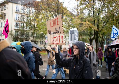 Monaco, Germania. 04th Nov 2022. Il 4th novembre 2022, oltre 100 partecipanti si sono riuniti a Monaco, in Germania, insieme al venerdì per il futuro, per dimostrare per la giustizia climatica e per la conservazione di Luetzerath, un villaggio della NRW. Questo villaggio deve essere estratto per il carbone, il che significherebbe che il limite di 1,5 gradi cadrebbe. (Foto di Alexander Pohl/Sipa USA) Credit: Sipa USA/Alamy Live News Foto Stock