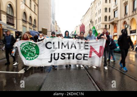 Monaco, Germania. 04th Nov 2022. Il 4th novembre 2022, oltre 100 partecipanti si sono riuniti a Monaco, in Germania, insieme al venerdì per il futuro, per dimostrare per la giustizia climatica e per la conservazione di Luetzerath, un villaggio della NRW. Questo villaggio deve essere estratto per il carbone, il che significherebbe che il limite di 1,5 gradi cadrebbe. (Foto di Alexander Pohl/Sipa USA) Credit: Sipa USA/Alamy Live News Foto Stock