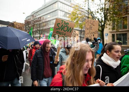 Monaco, Germania. 04th Nov 2022. Il 4th novembre 2022, oltre 100 partecipanti si sono riuniti a Monaco, in Germania, insieme al venerdì per il futuro, per dimostrare per la giustizia climatica e per la conservazione di Luetzerath, un villaggio della NRW. Questo villaggio deve essere estratto per il carbone, il che significherebbe che il limite di 1,5 gradi cadrebbe. (Foto di Alexander Pohl/Sipa USA) Credit: Sipa USA/Alamy Live News Foto Stock