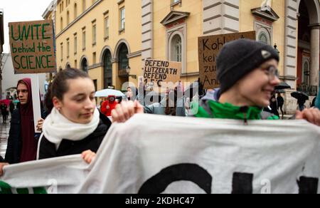 Monaco, Germania. 04th Nov 2022. Il 4th novembre 2022, oltre 100 partecipanti si sono riuniti a Monaco, in Germania, insieme al venerdì per il futuro, per dimostrare per la giustizia climatica e per la conservazione di Luetzerath, un villaggio della NRW. Questo villaggio deve essere estratto per il carbone, il che significherebbe che il limite di 1,5 gradi cadrebbe. (Foto di Alexander Pohl/Sipa USA) Credit: Sipa USA/Alamy Live News Foto Stock