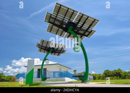 Pannelli solari fotovoltaici montati su palo urbano per la fornitura di energia elettrica di lampioni e telecamere di sorveglianza Foto Stock