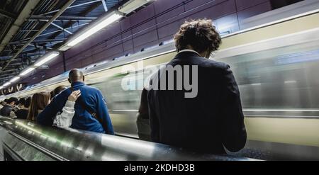 I passeggeri in viaggio da Tokyo metropolitana. La gente di affari il pendolarismo per lavorare con i mezzi di trasporto pubblico nelle ore di punta. La profondità di campo di una foto. Foto Stock