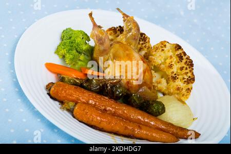 Quaglia alla griglia con verdure al forno in salsa di miele e senape Foto Stock