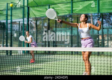 Due donne tennisti che giocano a padel Foto Stock