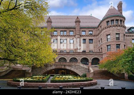 New York, NY - Ottobre 2022: American Museum of Natural History, ingresso ben curato sulla 77th Street Foto Stock