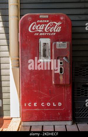 Stowe, VT - 6 ottobre 2022: Dispenser di bottiglie Coca Cola con frigorifero di antiquariato Foto Stock