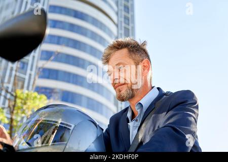 uomo d'affari con moto in città Foto Stock