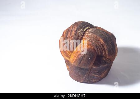 Gnocchi di rotolo di cannella o di panino del mattino tipicamente fatti per il consumo a colazione ma serve in ogni occasione, sfondo bianco per il taglio. Foto Stock