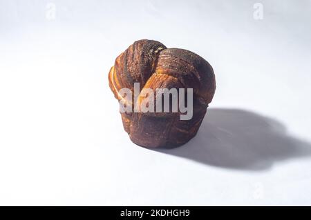 Gnocchi di rotolo di cannella o di panino del mattino tipicamente fatti per il consumo a colazione ma serve in ogni occasione, sfondo bianco per il taglio. Foto Stock