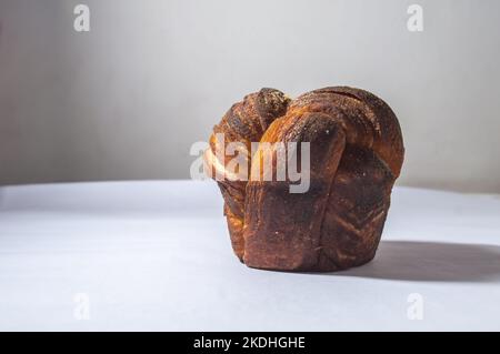 Gnocchi di rotolo di cannella o di panino del mattino tipicamente fatti per il consumo a colazione ma serve in ogni occasione, sfondo bianco per il taglio. Foto Stock