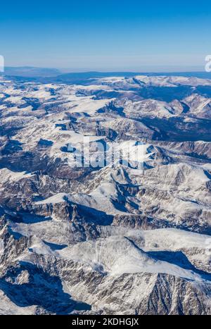 Vista aerea delle Montagne Rocciose coperte da neve Foto Stock