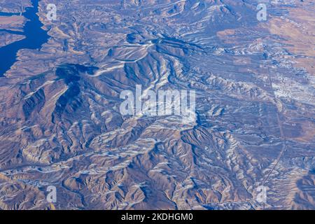 Vista aerea delle Montagne Rocciose coperte da neve Foto Stock
