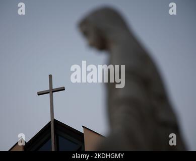 Una chiesa con un'effigie di Maria è vista a Varsavia, Polonia, il 06 novembre 2022. Dziennik Gazeta Prawna ha riferito il quotidiano legale e commerciale polacco Foto Stock