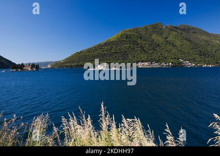 St Monastero benedettino di George sull'isola di Saint-George sulla sinistra e chiesa cattolica romana costruita nel 1632 sull'isola artificiale nostra Signora della roccia. Foto Stock