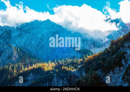 Vista sulle cime montane della valle di Logar o della Dolina di Logarska, Alpi della Slovenia. Foto Stock
