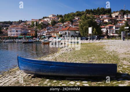 Scivoli blu e barche ormeggiate nel porto di Ocrida, lago di Ocrida, Ocrida, Macedonia. Foto Stock