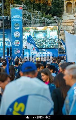 I sostenitori dell'alleanza di destra italiana partecipano a un rally conclusivo a Roma Foto Stock