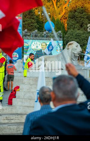 I sostenitori dell'alleanza di destra italiana partecipano a un rally conclusivo a Roma Foto Stock