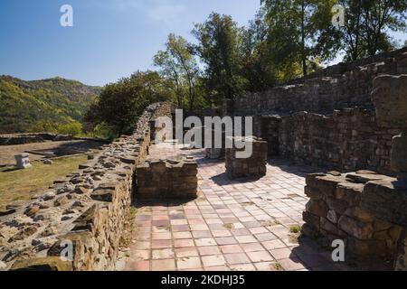 Vecchio muro di pietra e rovine presso la Fortezza di Tsarevets, Veliko Tarnovo, Bulgaria. Foto Stock