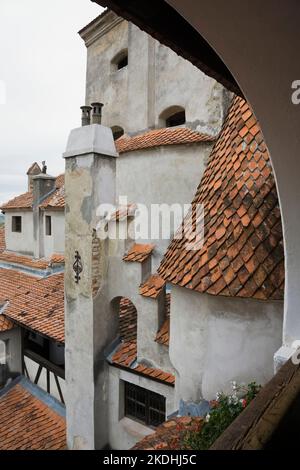 Torretta con pianelle in terracotta al castello di Dracula, Bran, Transilvania, Romania. Foto Stock