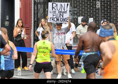 Gli spettatori fanno il tifo per i corridori alla 2022 TCS New York City Marathon il 6 novembre 2022 a New York. Foto Stock