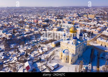 Vista dal drone del paesaggio urbano di Yelets con la Cattedrale dell'Ascensione in inverno Foto Stock