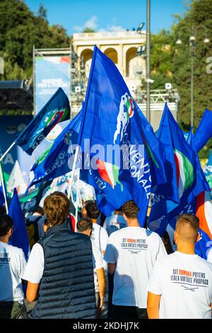 I sostenitori dell'alleanza di destra italiana partecipano a un rally conclusivo a Roma Foto Stock