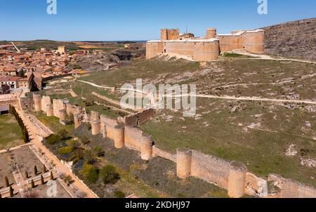 Berlanga de Duero castello medievale rovina vicino a Soria, nella regione Castilla Leon Spagna con cielo blu dall'aria Foto Stock