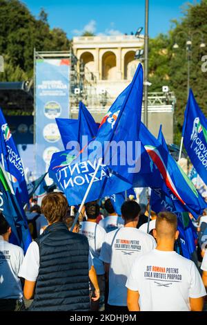 I sostenitori dell'alleanza di destra italiana partecipano a un rally conclusivo a Roma Foto Stock