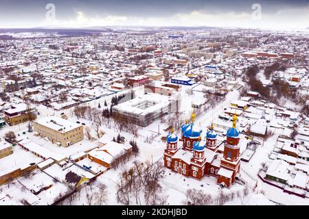 Veduta aerea della Chiesa dell'intercessione in inverno nella città di Petrovsk. Foto Stock