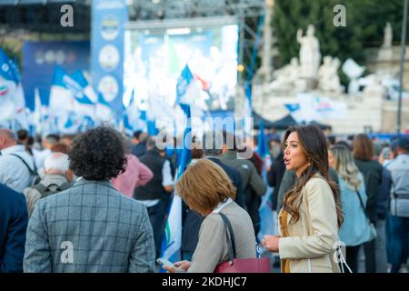 I sostenitori dell'alleanza di destra italiana partecipano a un rally conclusivo a Roma Foto Stock