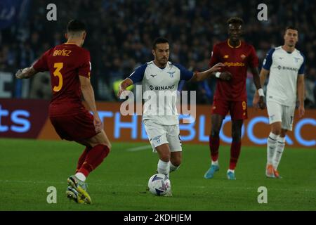 Roma, Italia. 6th Nov 2022. Pedro (Lazio) in azione durante la Serie Un match tra AS Roma e SS Lazio allo Stadio Olimpico il 06 2022 novembre a Roma. (Credit Image: © Giuseppe fama/Pacific Press via ZUMA Press Wire) Foto Stock