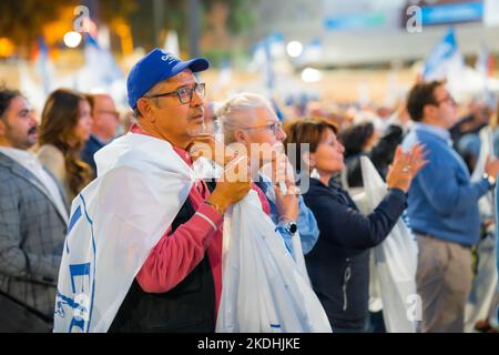 I sostenitori dell'alleanza di destra italiana partecipano a un rally conclusivo a Roma Foto Stock