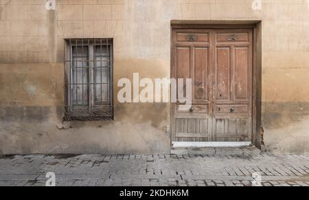 Vecchia porta in legno e vecchia finestra in legno con barre Foto Stock
