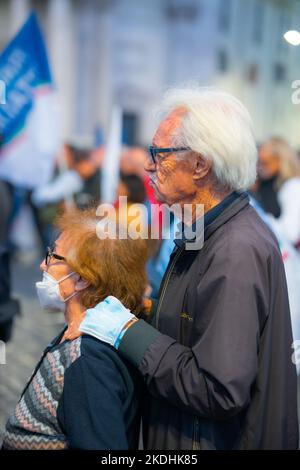 I sostenitori dell'alleanza di destra italiana partecipano a un rally conclusivo a Roma Foto Stock