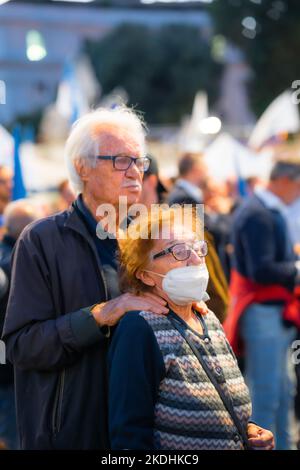 I sostenitori dell'alleanza di destra italiana partecipano a un rally conclusivo a Roma Foto Stock