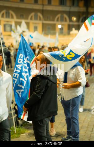 I sostenitori dell'alleanza di destra italiana partecipano a un rally conclusivo a Roma Foto Stock