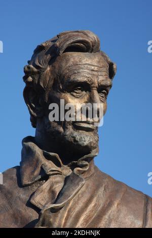 Statua di Abraham Lincoln in Union Square Park a Springfield, Illinois. Dal titolo "Un'attività più grande". Foto Stock