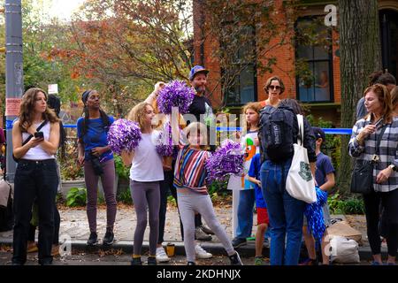 Brooklyn, New York, Stati Uniti. 6th Nov 2022. Corridori e squadre di tifo al Mile 8 a Brooklyn durante la maratona TCS di New York del 2022 credito: Katie Godowski/Media Punch/Alamy Live News Foto Stock