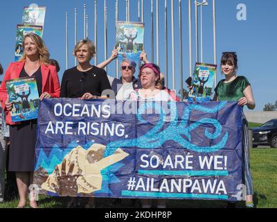 Gli isolani dello stretto di Torres si riuniscono al di fuori della Casa del Parlamento all'apertura del COP27 per raccontare le loro storie e chiedere al governo australiano di intervenire per limitare le emissioni al target di 1,5 gradi concordato nell'ambito dell'accordo di Parigi Credit: Leo Bild/Alamy Live News Foto Stock