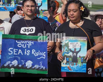 Gli isolani dello stretto di Torres si riuniscono al di fuori della Casa del Parlamento all'apertura del COP27 per raccontare le loro storie e chiedere al governo australiano di intervenire per limitare le emissioni al target di 1,5 gradi concordato nell'ambito dell'accordo di Parigi Credit: Leo Bild/Alamy Live News Foto Stock